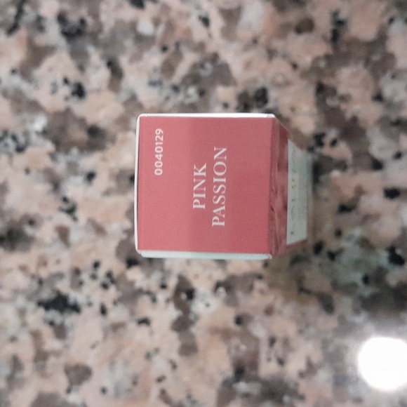 Laura Gellar blush and lipstick - Picture 5 of 5